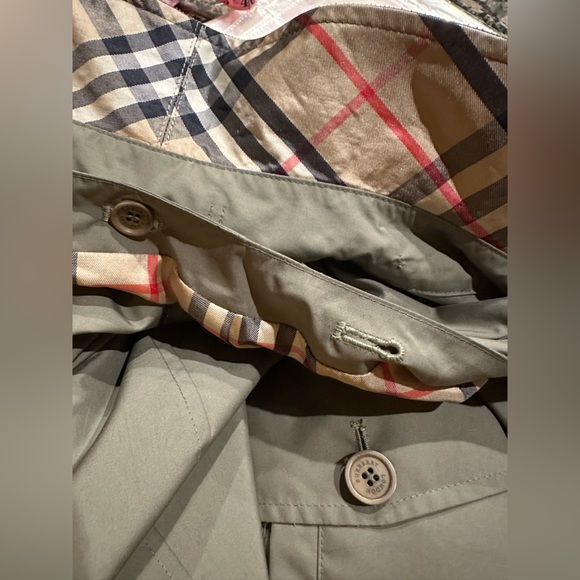 Burberry Men's Classic Beige Trench Coat size M - Picture 11 of 16